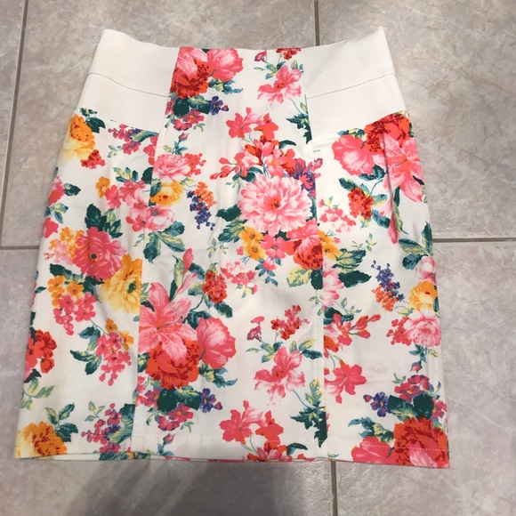 Cute Pink & Yellow & white Flower patterned skirt - Picture 4 of 4